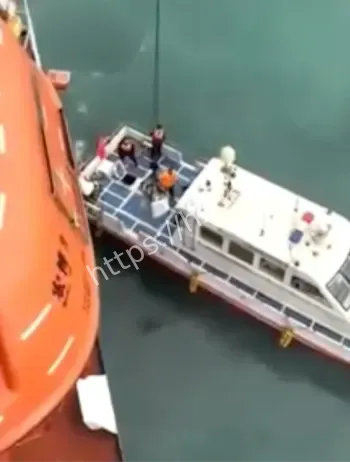 渔民坠海被同伴拉住10小时